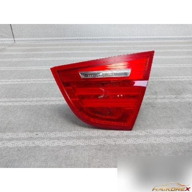 BMW 320i sedan 2011 — накладка крышки багажника правая с подсветкой номера