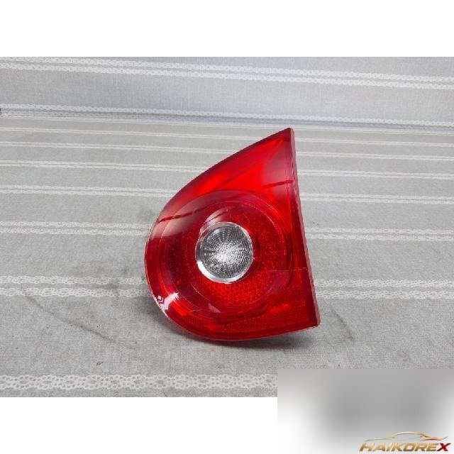 Volkswagen Golf 2007 — накладка крышки багажника правая с фонарём подсветки номера