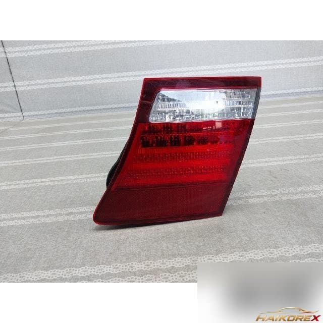 Lexus LS 460L 2008 — накладка крышки багажника правая