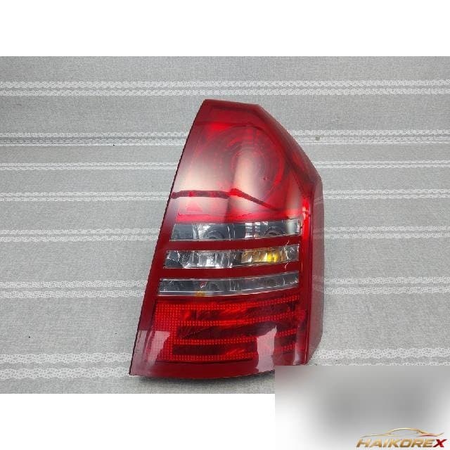 Chrysler 300C 2005 — комбинированный фонарь (задний фонарь) правый