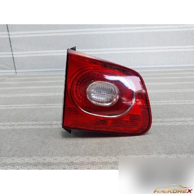 Volkswagen Tiguan 2011 — накладка крышки багажника левая с фонарём 5N0 945 093 B