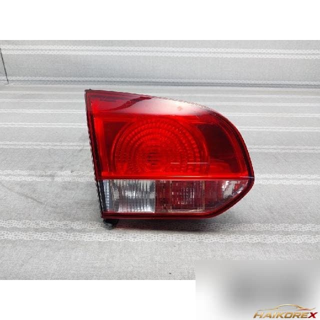 Volkswagen Golf 2011 — наличник крышки багажника левый с фонарём 5K0 945 093 G
