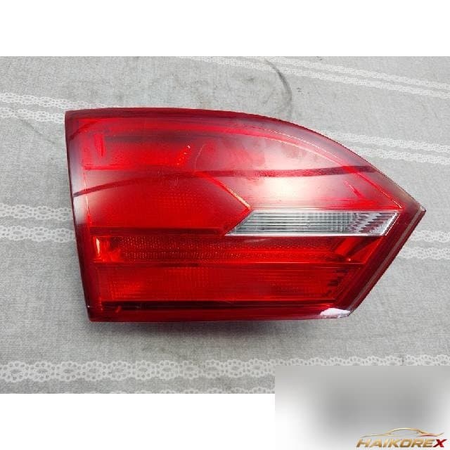 Volkswagen Jetta 2014 — накладка крышки багажника левая