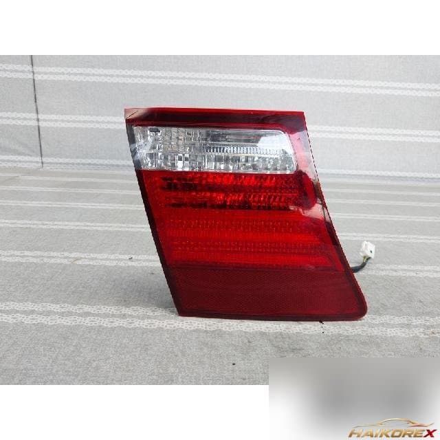 Lexus LS 460L 2007 — накладка крышки багажника левая с фонарём подсветки номера