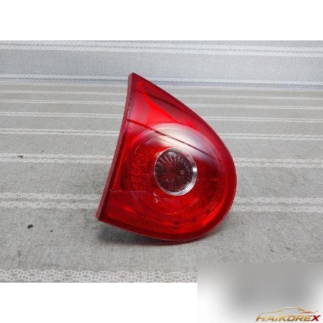 Volkswagen Golf 2008 — накладка крышки багажника левая