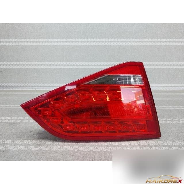 Audi A4 2008 — накладка крышки багажника левая