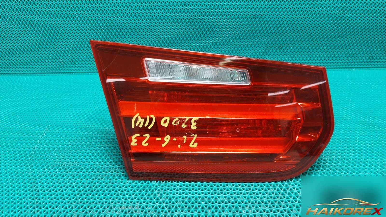 BMW 320d 2014 — накладка крышки багажника левая