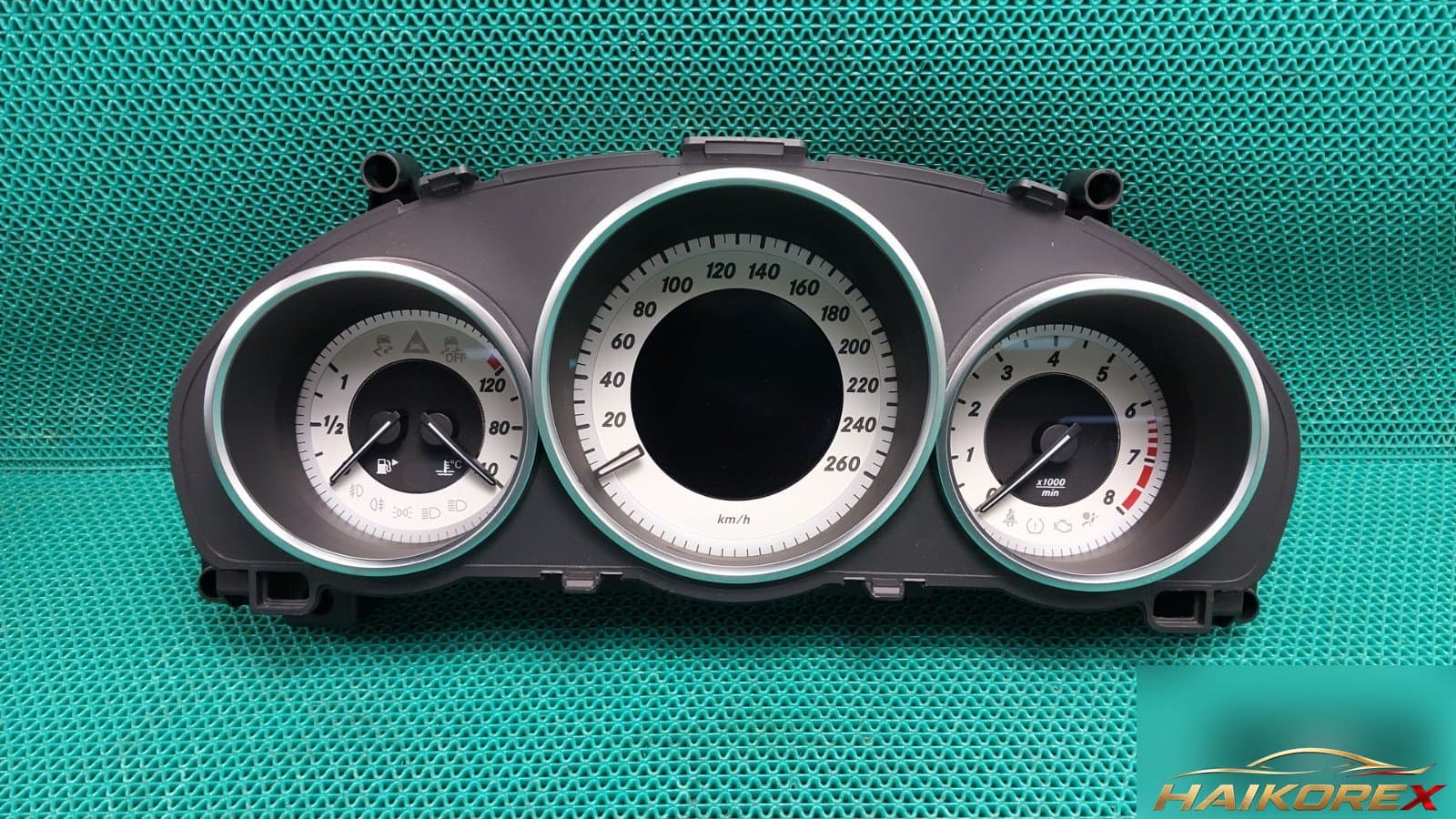 Mercedes-Benz E200 CGI 2016 — панель приборов