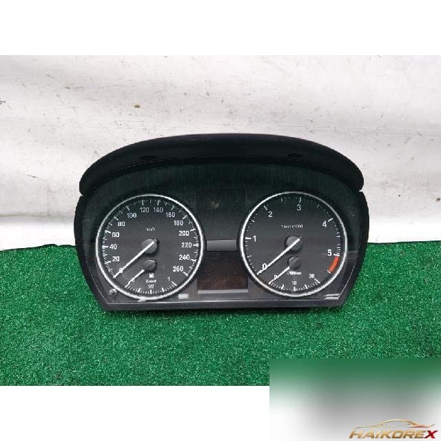 BMW 320d sedan 2011 — панель приборов