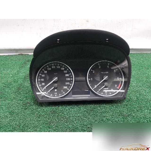 BMW 320i sedan 2008 — панель приборов