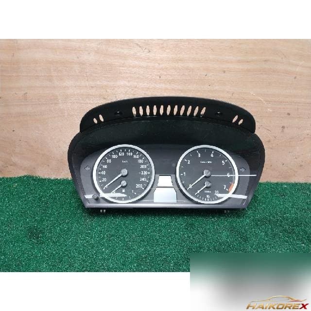 BMW 523i sedan 2007 — панель приборов