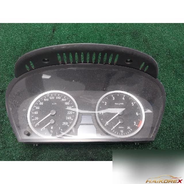 BMW 523i sedan 2006 — панель приборов