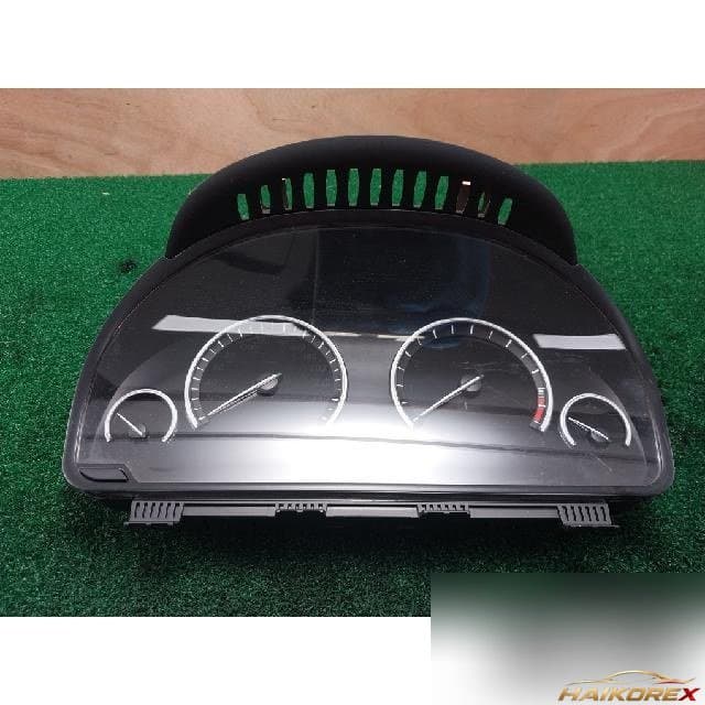 BMW 750Li 2010 — панель приборов