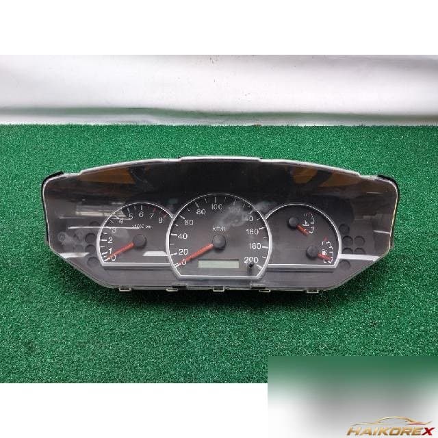 Kia Carens 2 2003 — приборная панель