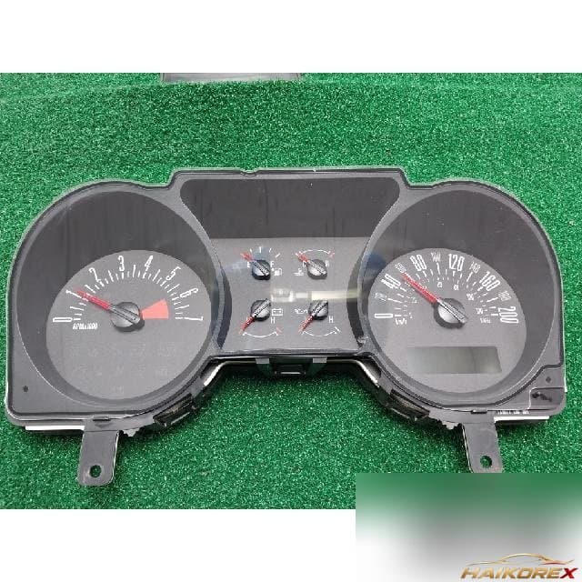 Ford Mustang 2008 — панель приборов