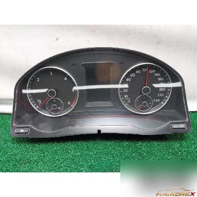 Volkswagen Jetta 2011 — панель приборов