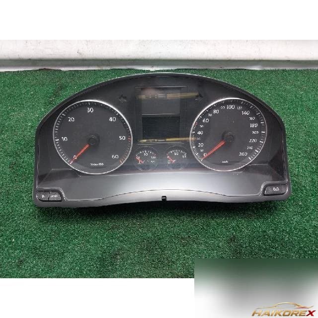 Volkswagen Golf 2008 — панель приборов
