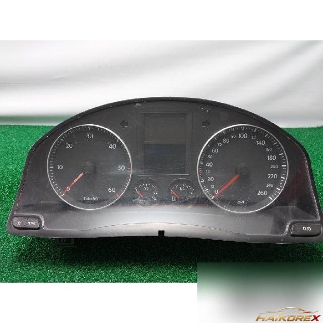 Volkswagen Golf 2009 — панель приборов
