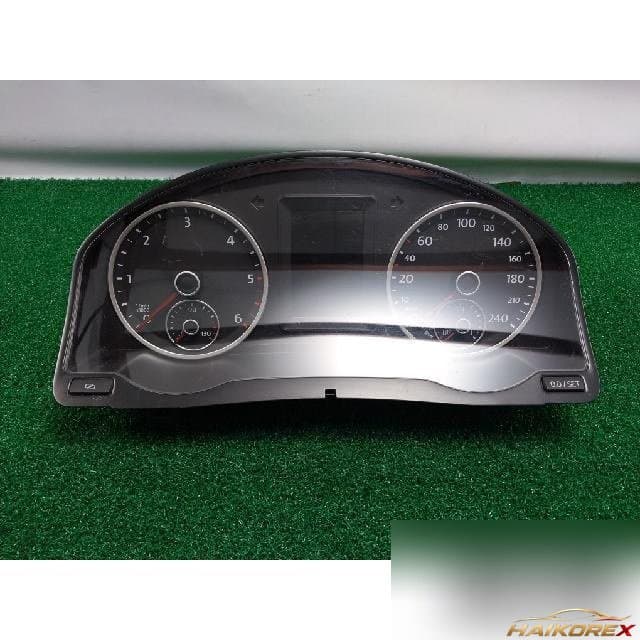 Volkswagen 2.0 TDI 2012 — панель приборов