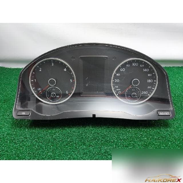 Volkswagen 2.0 TDI 2011 — панель приборов