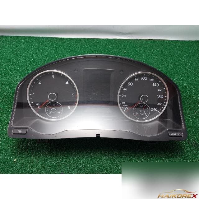 Volkswagen Tiguan 2010 — панель приборов