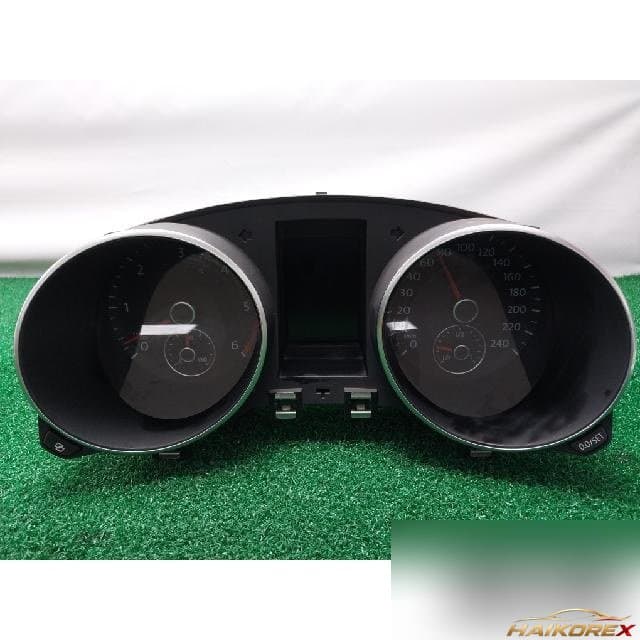 Volkswagen Golf 2.0 2011 — панель приборов
