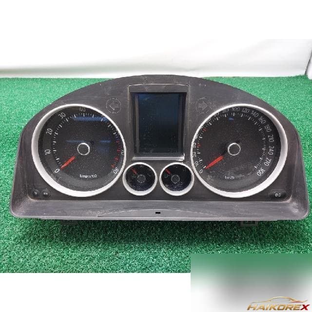 Volkswagen Golf 2007 — панель приборов