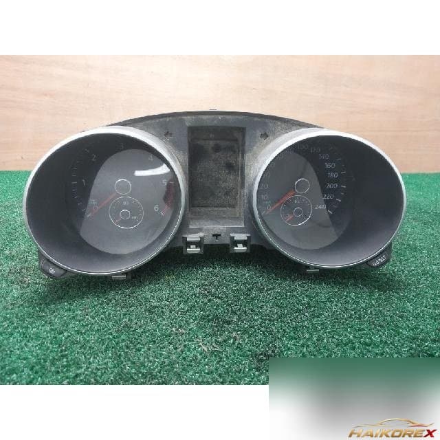 Volkswagen 2.0 TDI 2012 — панель приборов
