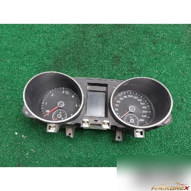 Volkswagen 1.4 2011 — панель приборов