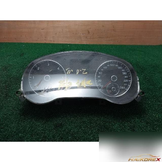 Volkswagen Jetta 2.0 TDI 2011 — приборная панель