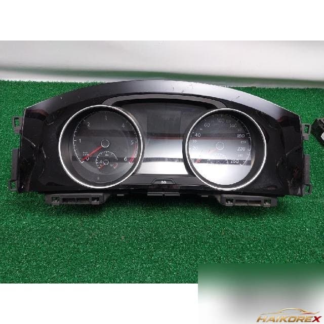 Volkswagen Golf 2014 — панель приборов