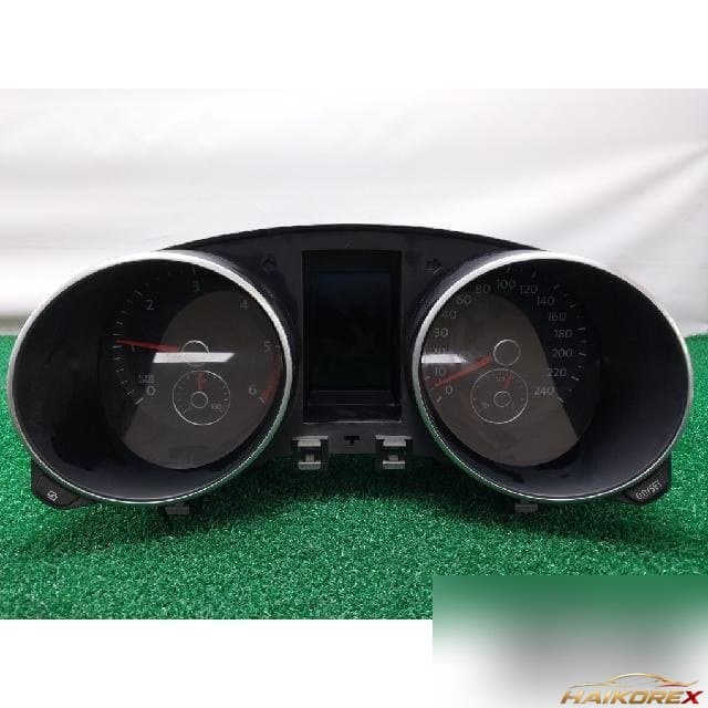 Volkswagen Golf 2.0 TDI 2009 — панель приборов