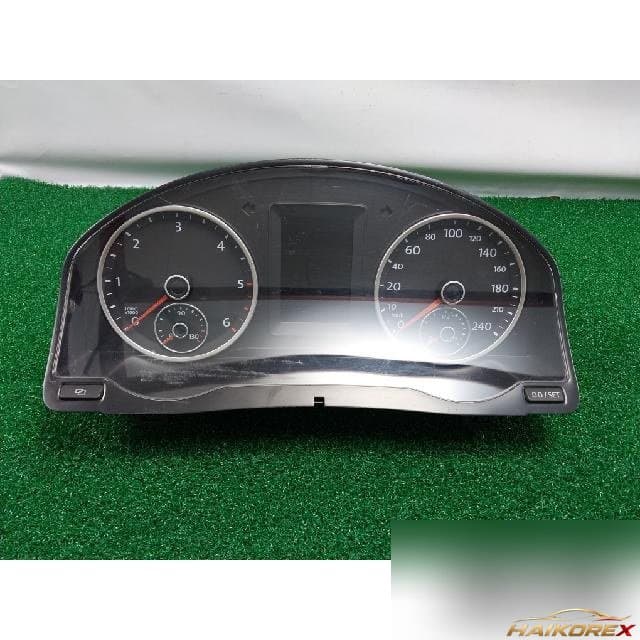 Volkswagen 2.0 TDI 2010 — панель приборов