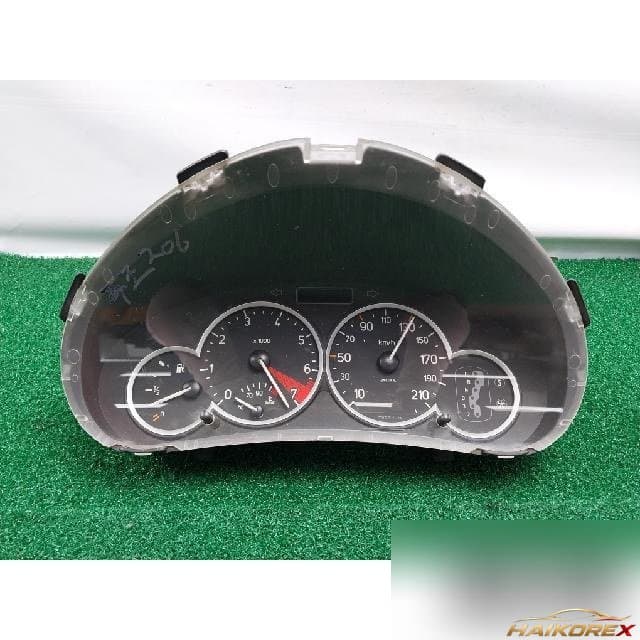 Peugeot 206 CC 2004 — панель приборов