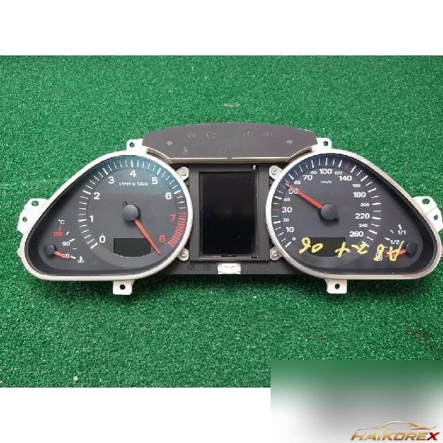 Audi A6 2.4 2006 — панель приборов