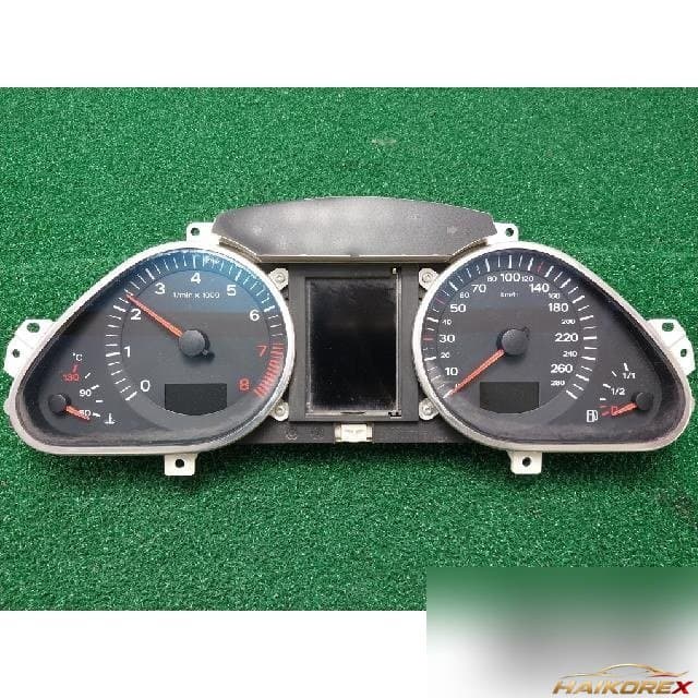 Audi A6 2.4 2006 — панель приборов