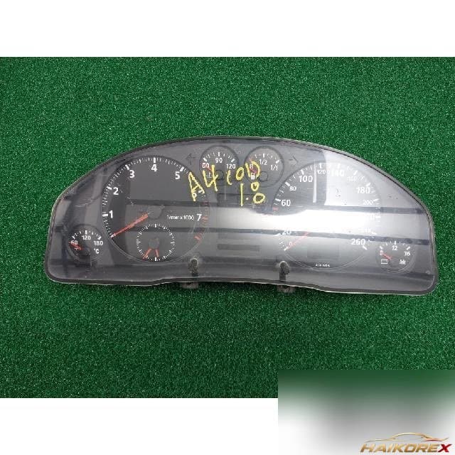 Audi A4 1.8 2001 — панель приборов