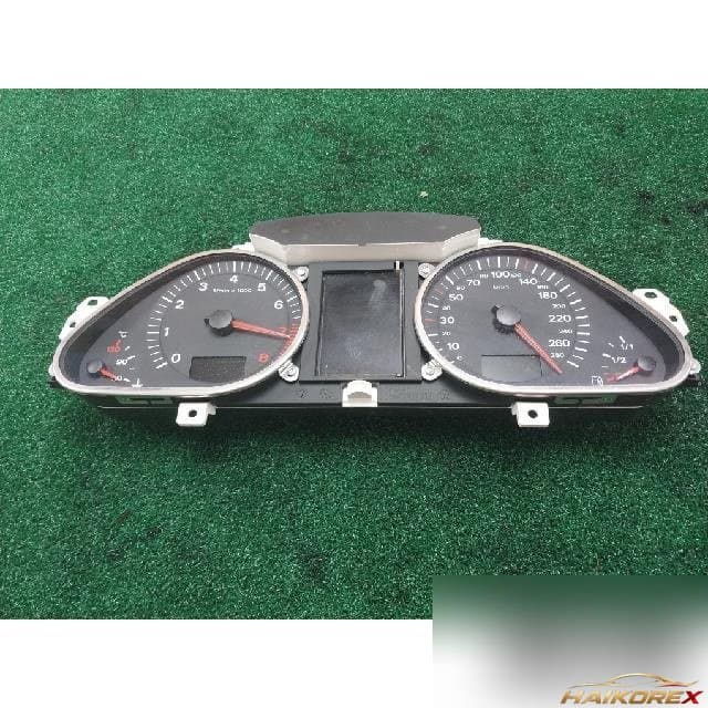 Audi A6 3.2 2008 — панель приборов