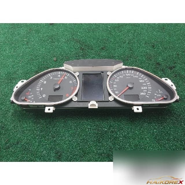 Audi A6 3.0 2005 — панель приборов