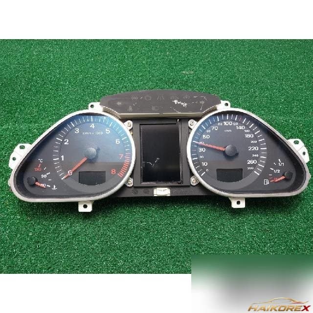 Audi A6 2.4 2006 — панель приборов