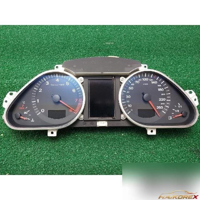 Audi A6 2.4 2006 — приборная панель