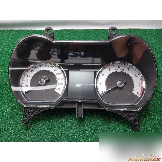 Jaguar XF 5.0 V8 2011 — приборная панель