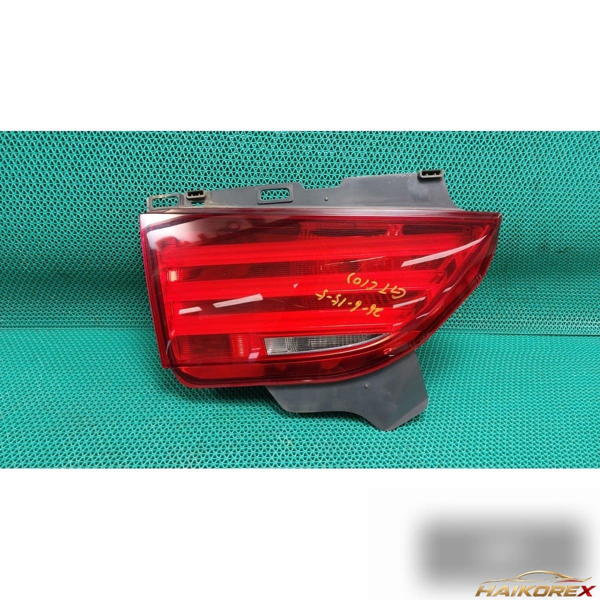BMW 535i 2010 — накладка крышки багажника левая с фонарём подсветки номера 7199637