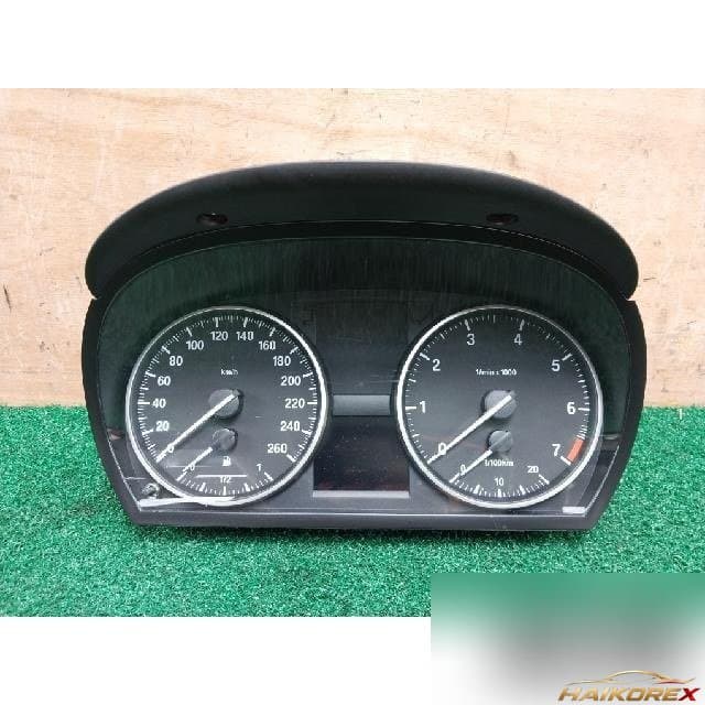 BMW 320i sedan 2009 — панель приборов