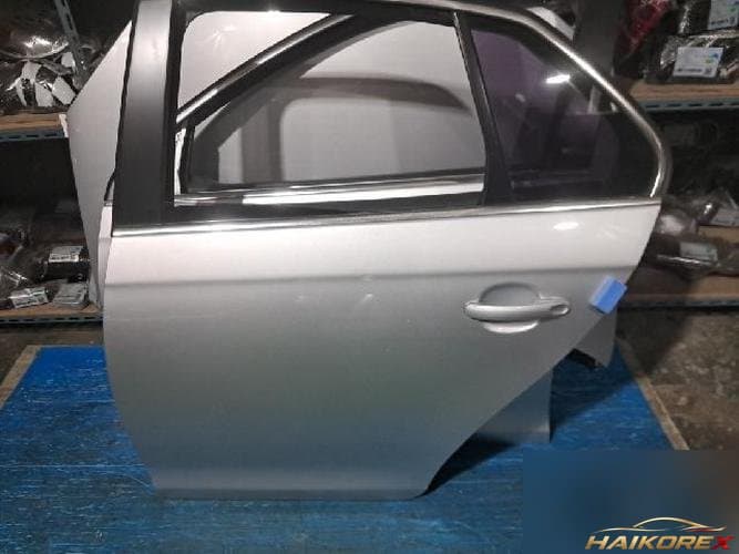 Volkswagen Jetta 2010 — дверь задняя левая