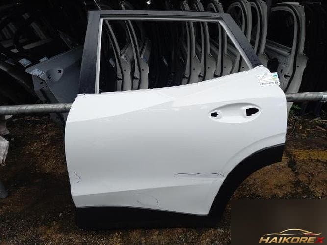 Chevrolet Trax 2023 — дверь задняя левая