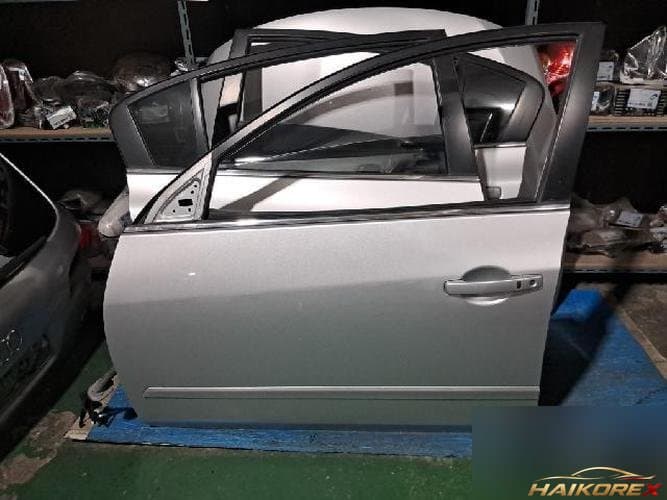 Nissan Altima 2010 — передняя дверь левая
