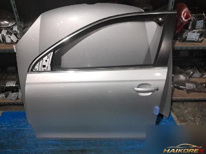 Volkswagen Jetta 2010 — передняя дверь левая