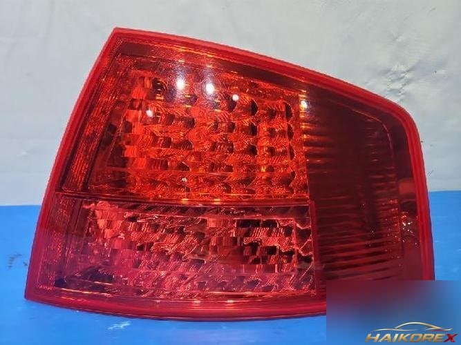 Audi A8 2006 — задний фонарь левый наружный 4E0945096C