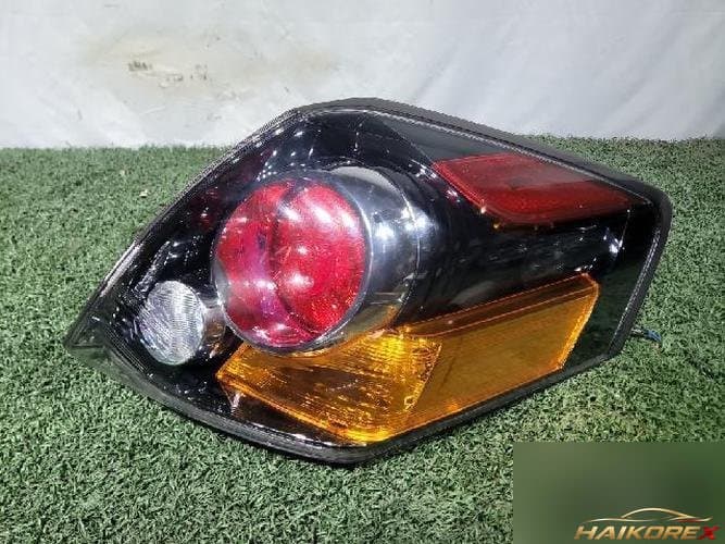 Nissan Altima 2010 — задний фонарь левый наружный 1